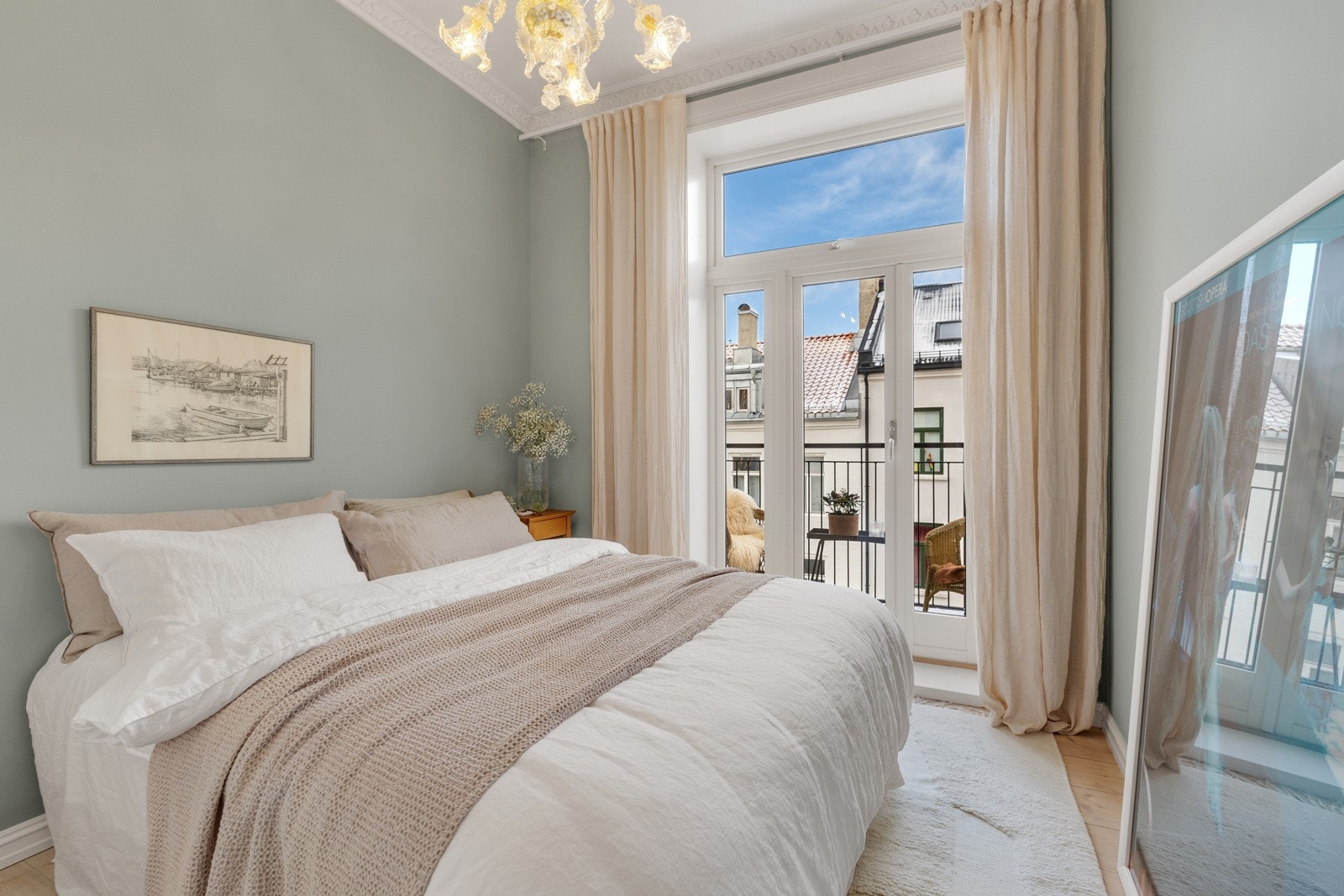 Hovedsoverommet er et stort, fint og innbydende rom. Rommet vender ut mot sameiets rolige bakgård. Galleribilde