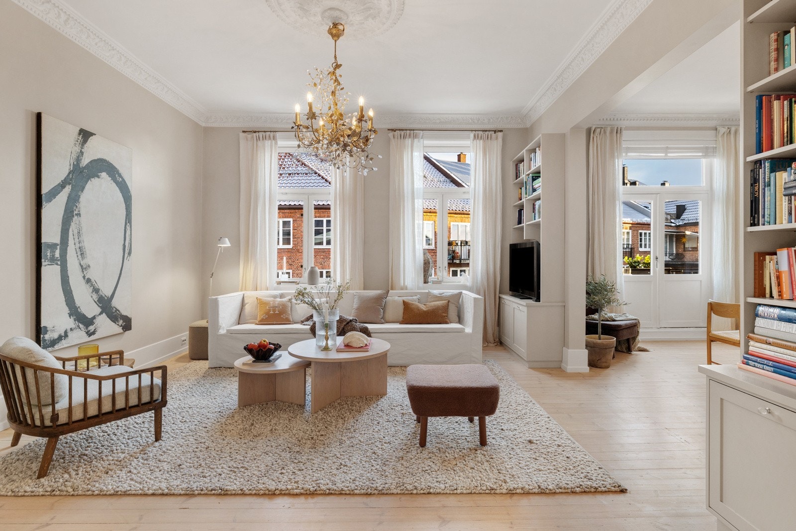 I hjørnet av stuen har du en fantastisk flott kakkelovn som varmer godt og sørger for en lun og koselig stemning. Galleribilde