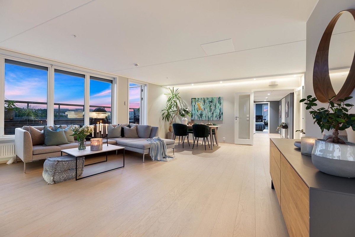 Flotte solnedganger kan nytes fra egen stue. Lyset gir en unik atmosfære innendørs. Galleribilde