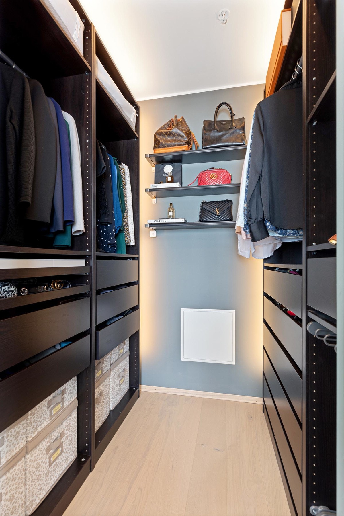 Garderoberommet et praktisk innredet med romslige garderobeskap. Galleribilde