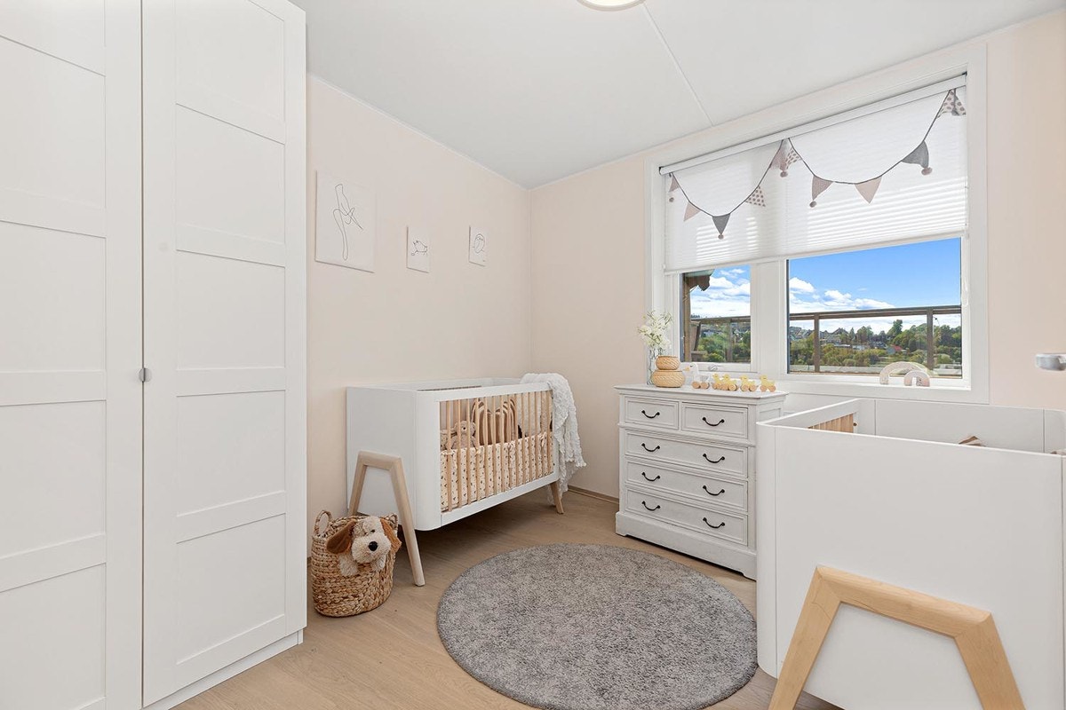 Soverom 2 egner seg ypperlig som barnerom for minstemann. Galleribilde