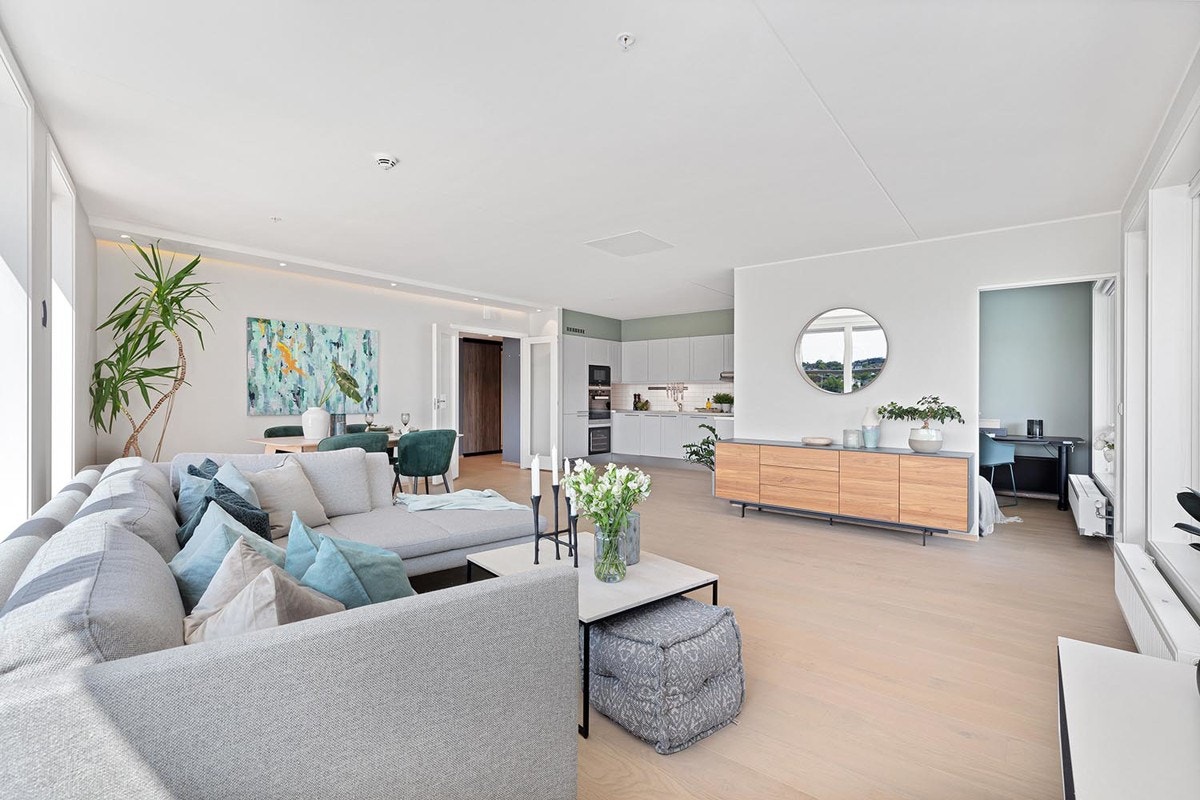 Stue og kjøkken utgjør et sosialt og flott allrom, preget av en ren, nordisk stil. Galleribilde