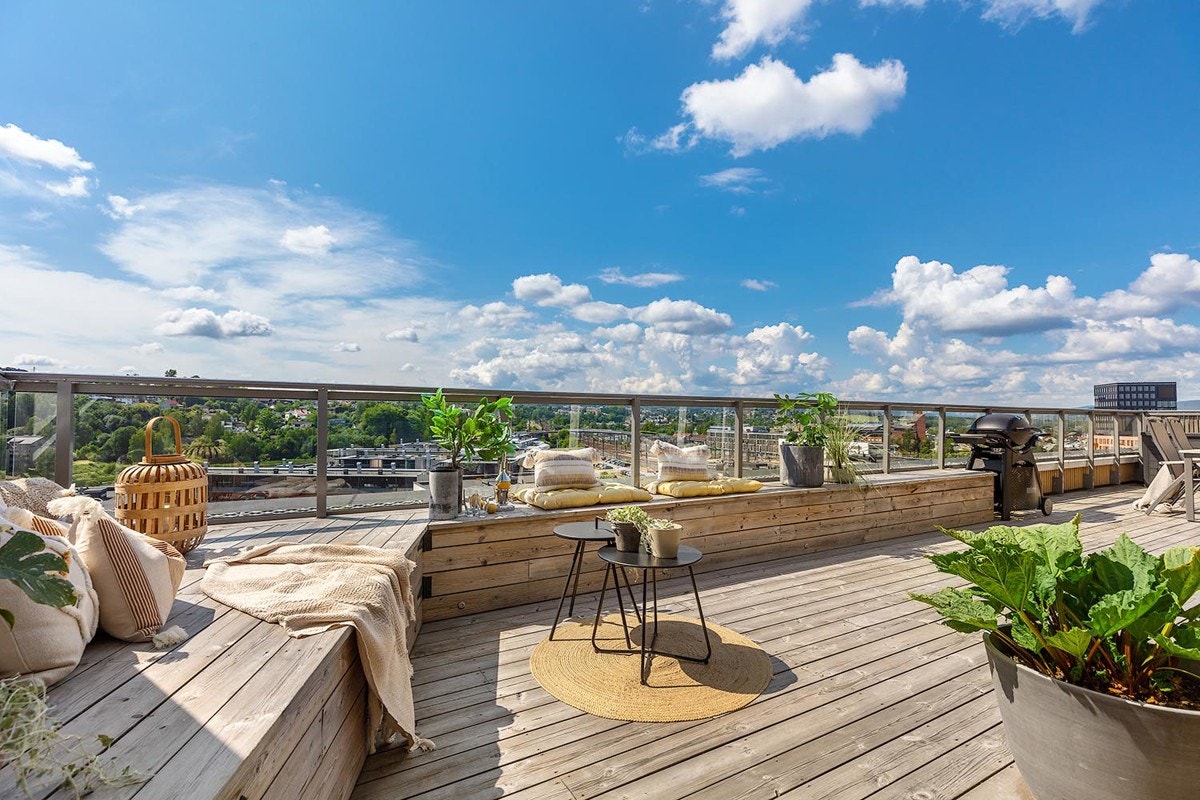 Høyt og fritt på taket av Lillestrøm! Uteplassen er totalt 70 m² og har flott utsikt og svært gode solforhold. Galleribilde