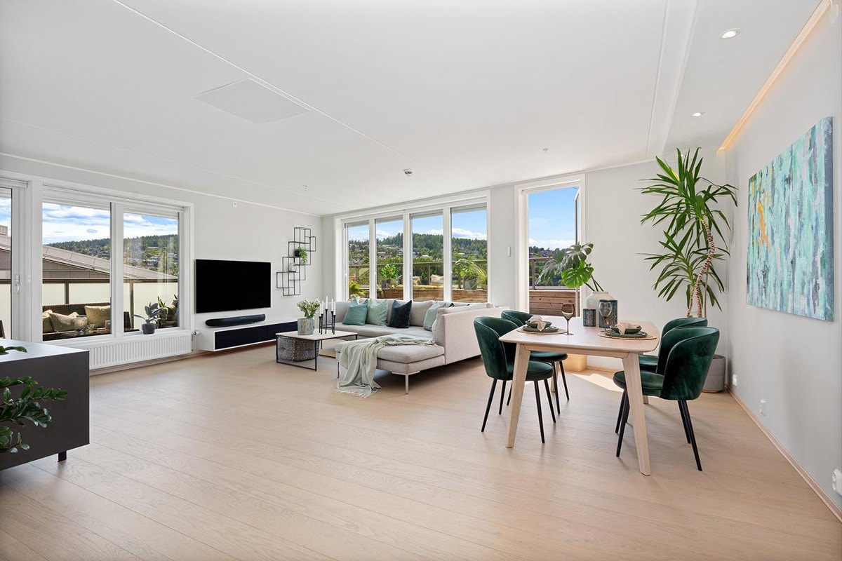 Stuen er lys og luftig med plass til både sofagruppe og spiseplass. Galleribilde