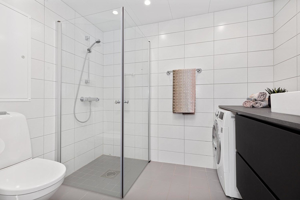 Moderne baderom med flislagte overflater og varme i gulvet. Galleribilde