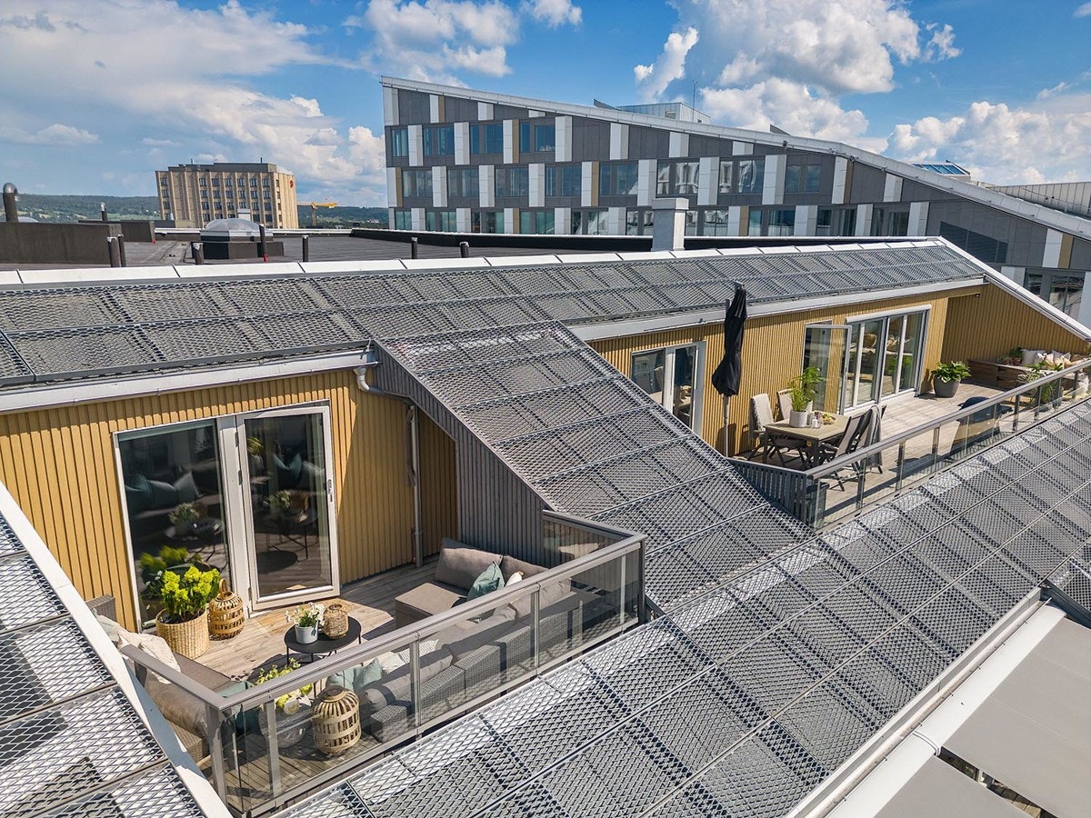 Med utgang fra hovedsoverommet ligger en delvis separat del av takterrassen. Mellom sonene ligger en bod hvor puter og diverse oppbevares. Galleribilde