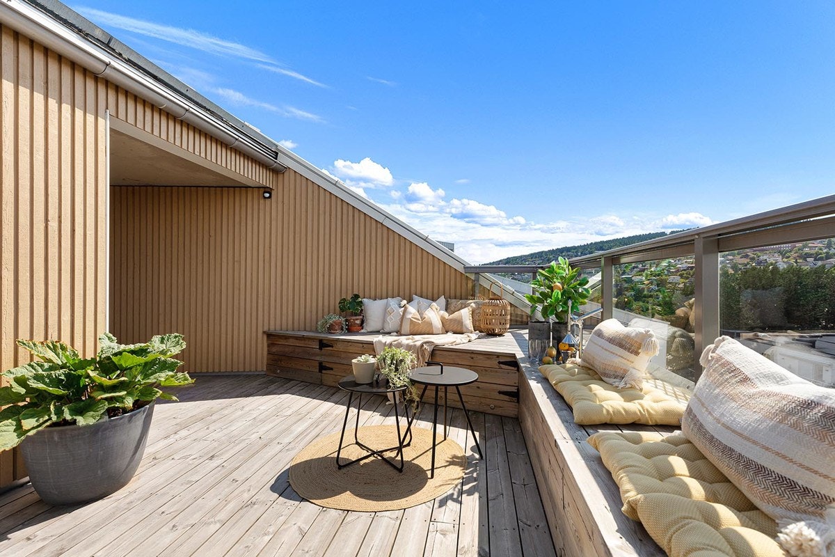 Her er plassen er godt utnyttet med en plassbygd benk. Galleribilde