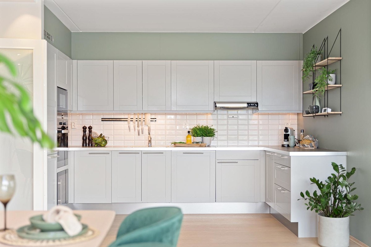 Stilrent kjøkken med innredning fra 2017 og integrerte hvitevarer. Galleribilde