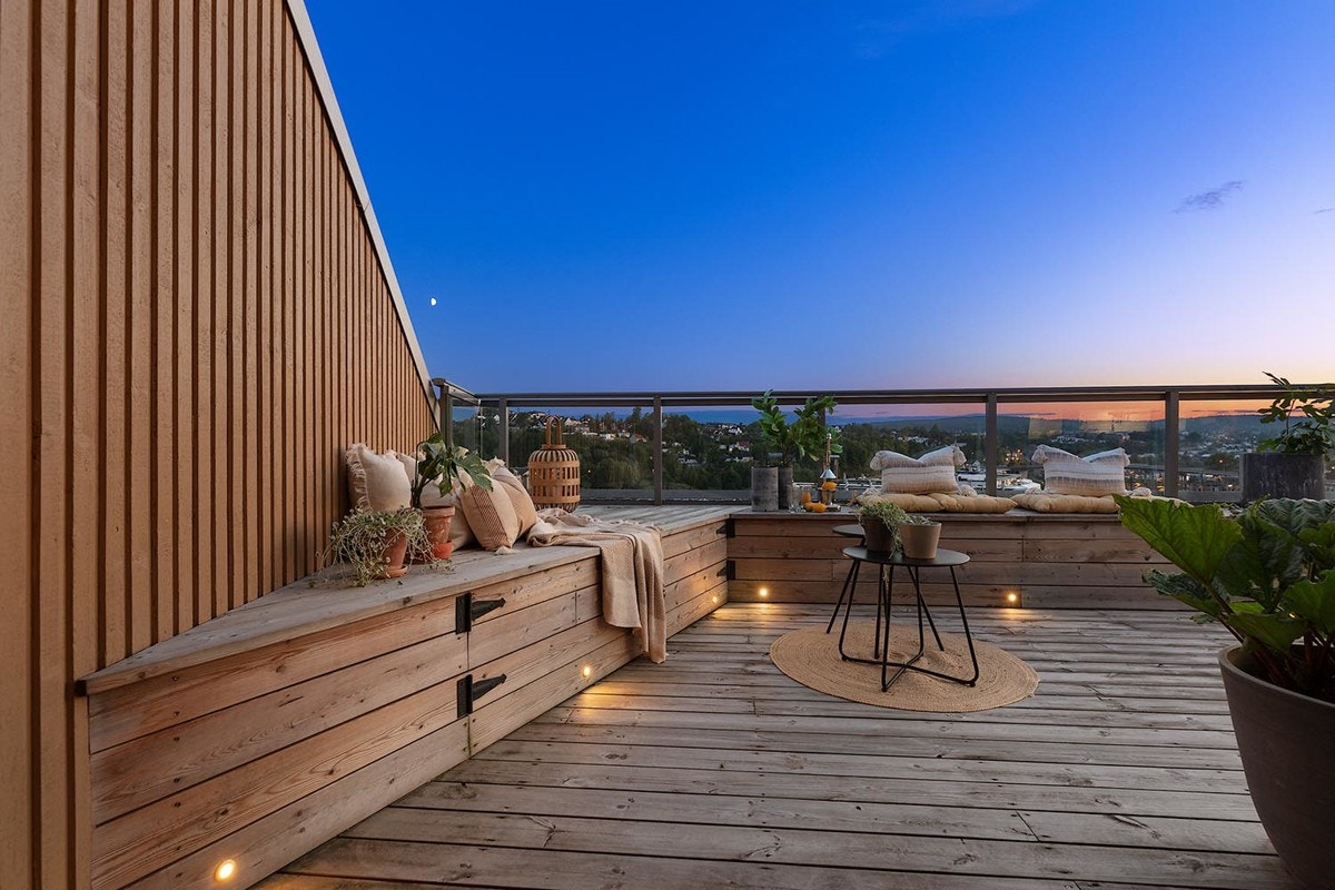 Små lyskilder gir ekstra god stemning på takterrassen. Galleribilde