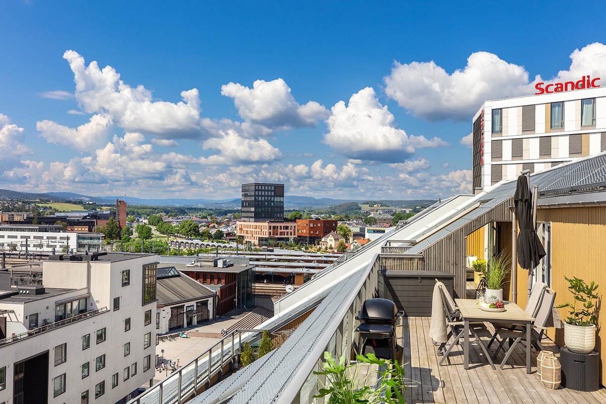 Leiligheten har en sentral beliggenhet med alle servicefasiliteter like utenfor døren. Galleribilde