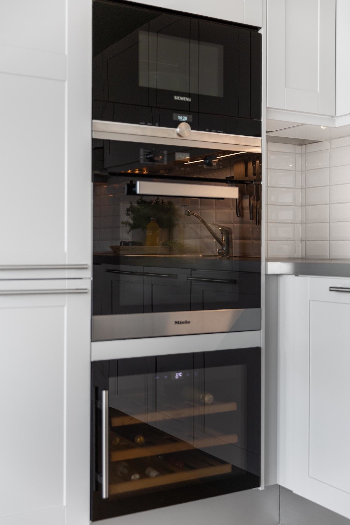 Kjøkkenet er godt utstyrt med blant annet integrert micro, stekeovn og vinskap. Galleribilde