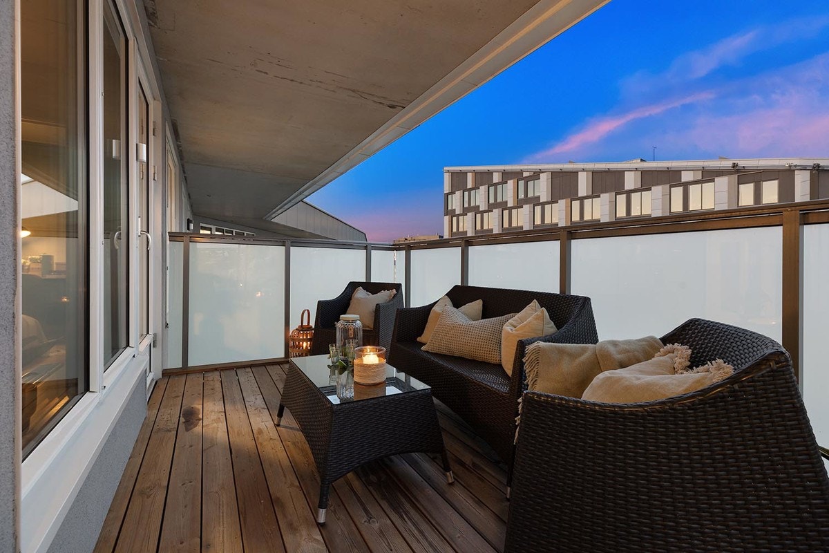 Rundt hjørnet får dere en hyggelig, overbygd balkong som er tilknyttet takterrassen. Galleribilde