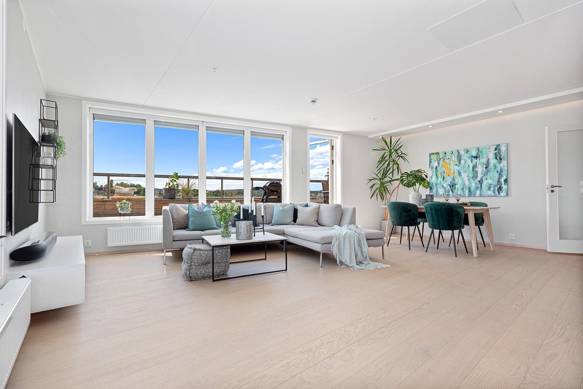 Gulvet er lagt med en flott parkett. Leiligheten varmes opp med fjernvarme koblet til radiatorer. Galleribilde