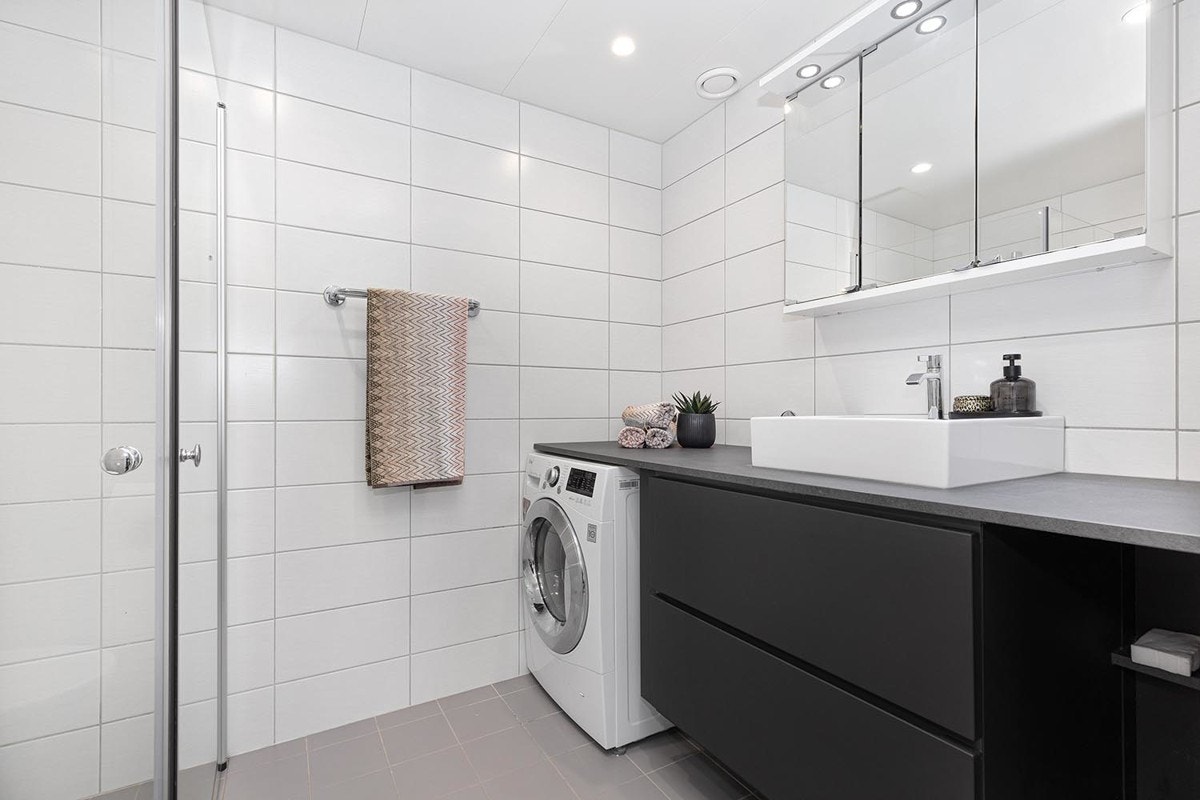 Heldekkene benkeplate og godt med oppbevaringsplass i skuffer, samt lagringsplass i speilskap. Galleribilde