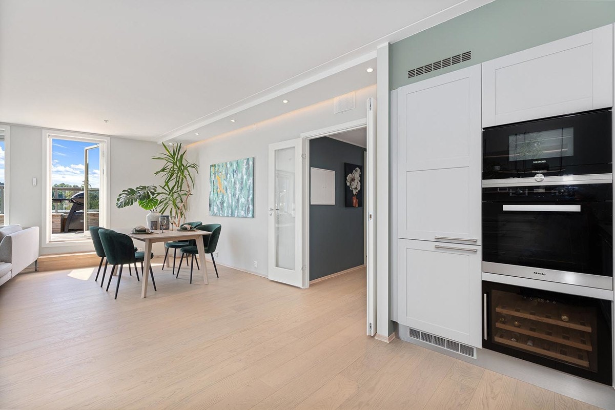 Spisebordet finner sin naturlige plass og det er rom for både små og store middagsselskap. Galleribilde