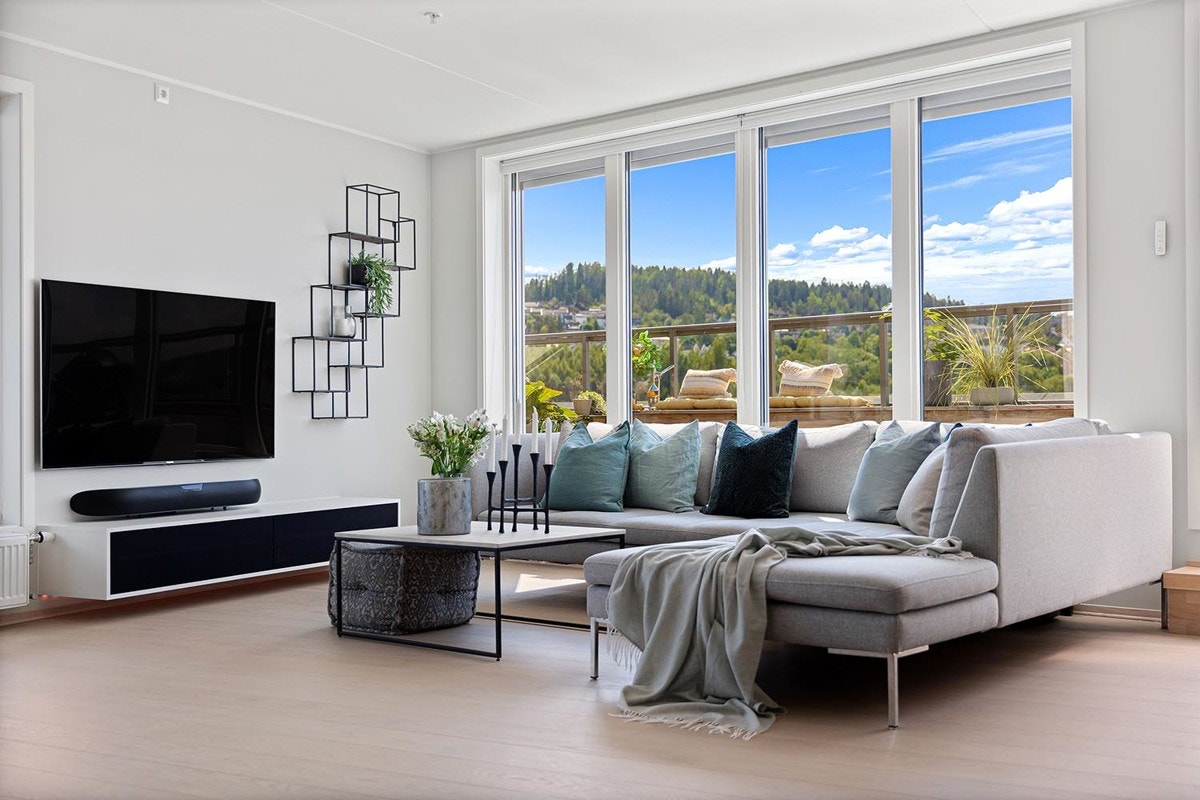 De store vindusflatene slipper inn rikelig med naturlig lys. Galleribilde