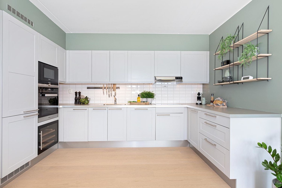 Dette er et arbeidsvennlig kjøkken med en fin kombinasjon av skap- og benkeplass. Galleribilde