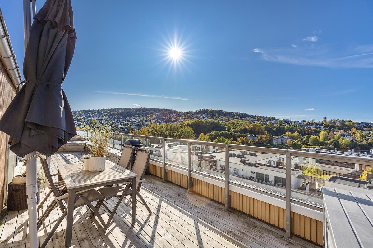 Takterrassens størrelse gir plass til flere soner og ulike sittegrupper. Det er tillatt å grille med el- og gassgrill. Galleribilde