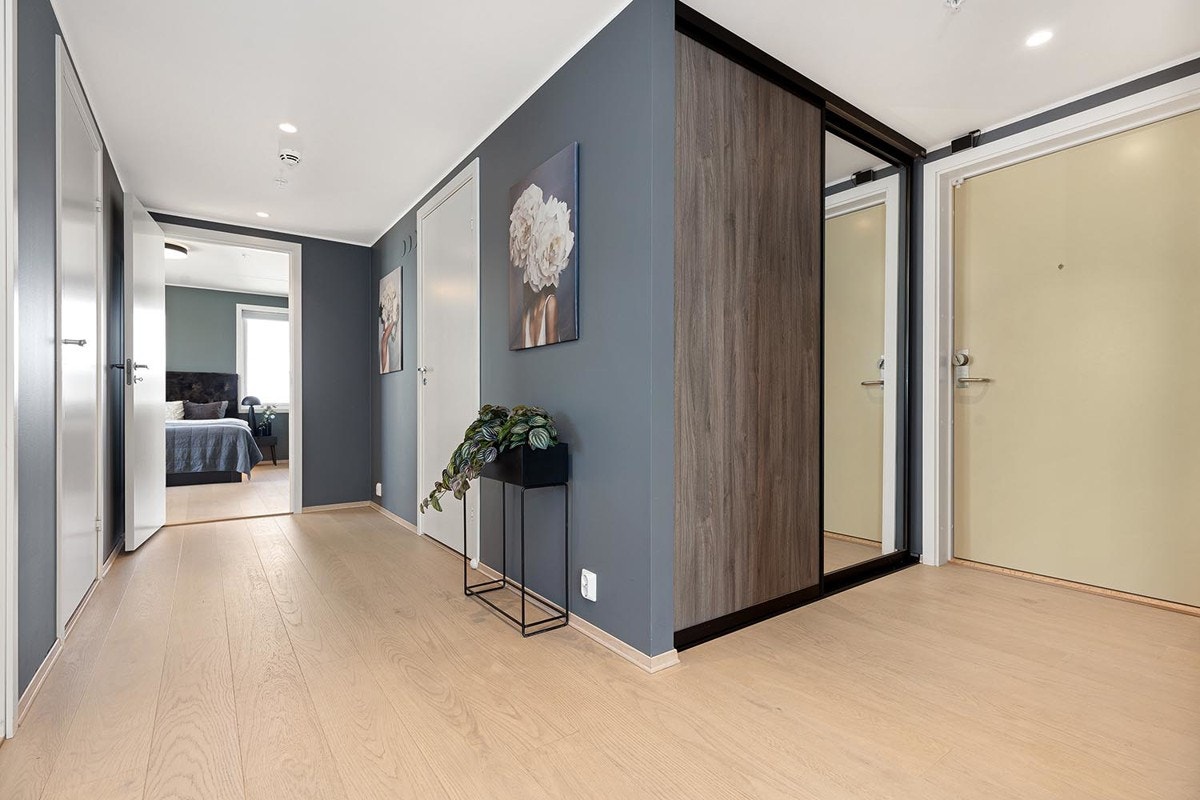 Bak inngangsdøren er det god plass til å henge fra seg yttertøy i garderoben. Galleribilde