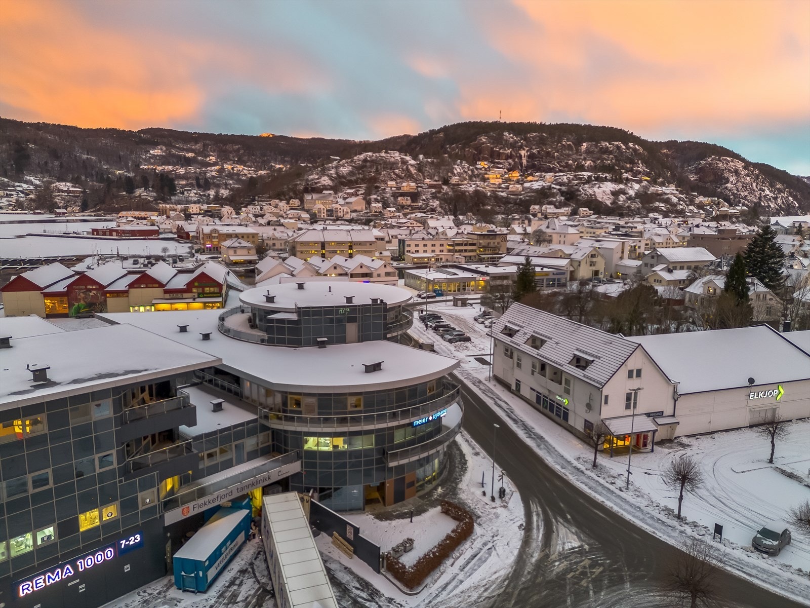 Biloppstillingsplass i felles parkeringsanlegg i kjelleretasjen med tilgang til el-billader. Galleribilde