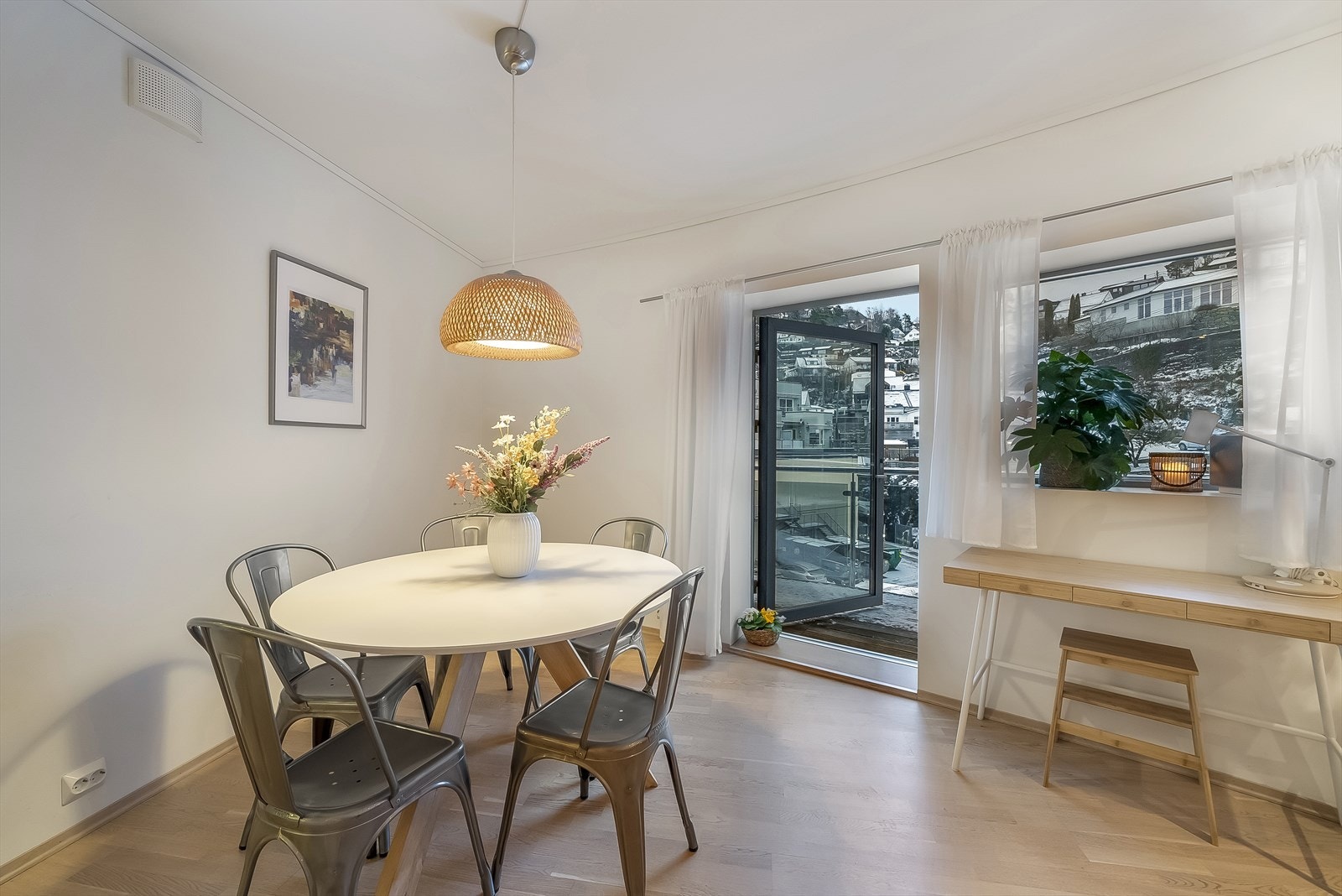 Fra stua har du utgang til veranda. Galleribilde