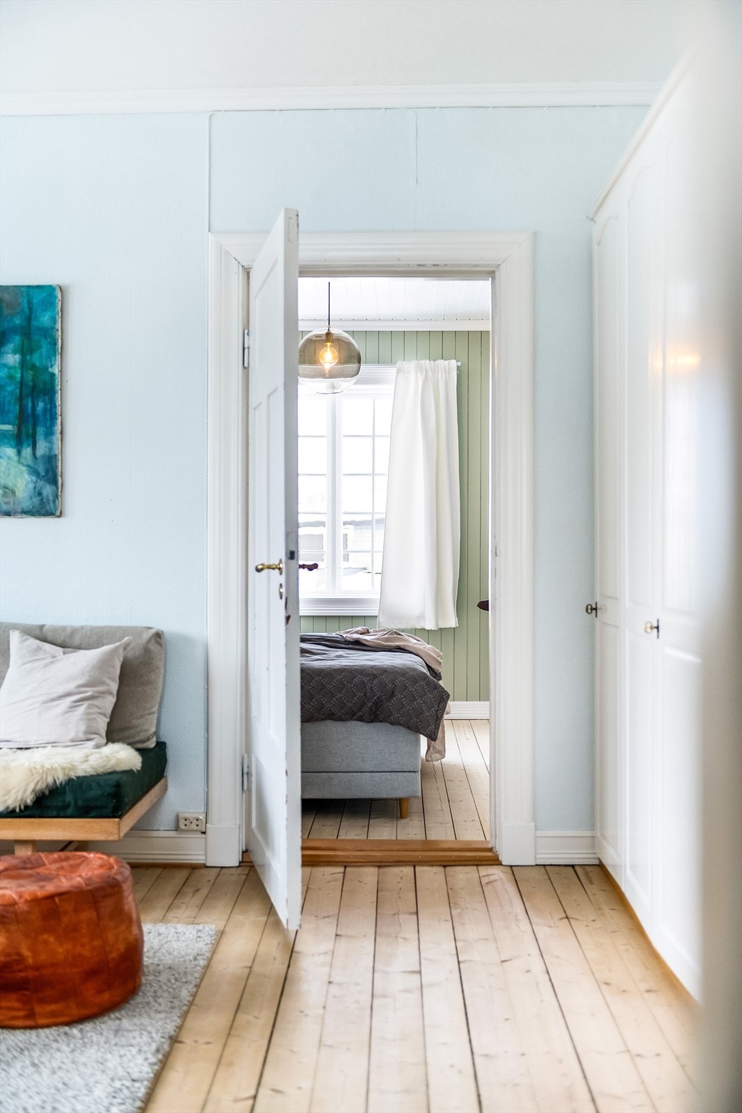 Rommet er romslig med god plass til å etablere sofagruppe, godstoler eller det man ønsker av møblement. Galleribilde