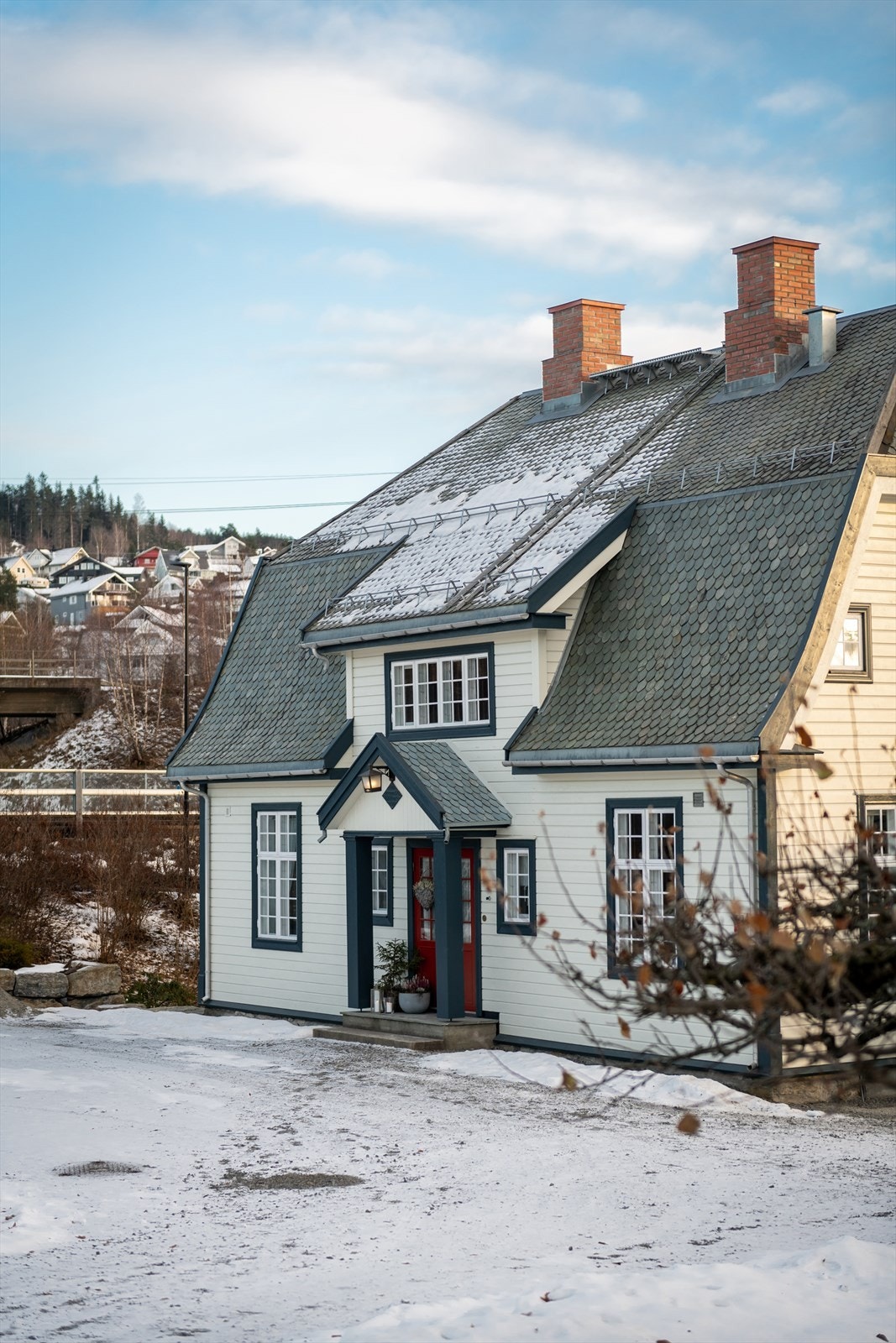 Boligen ligger et steinkast unna innfartsvegen til Moelv. Galleribilde