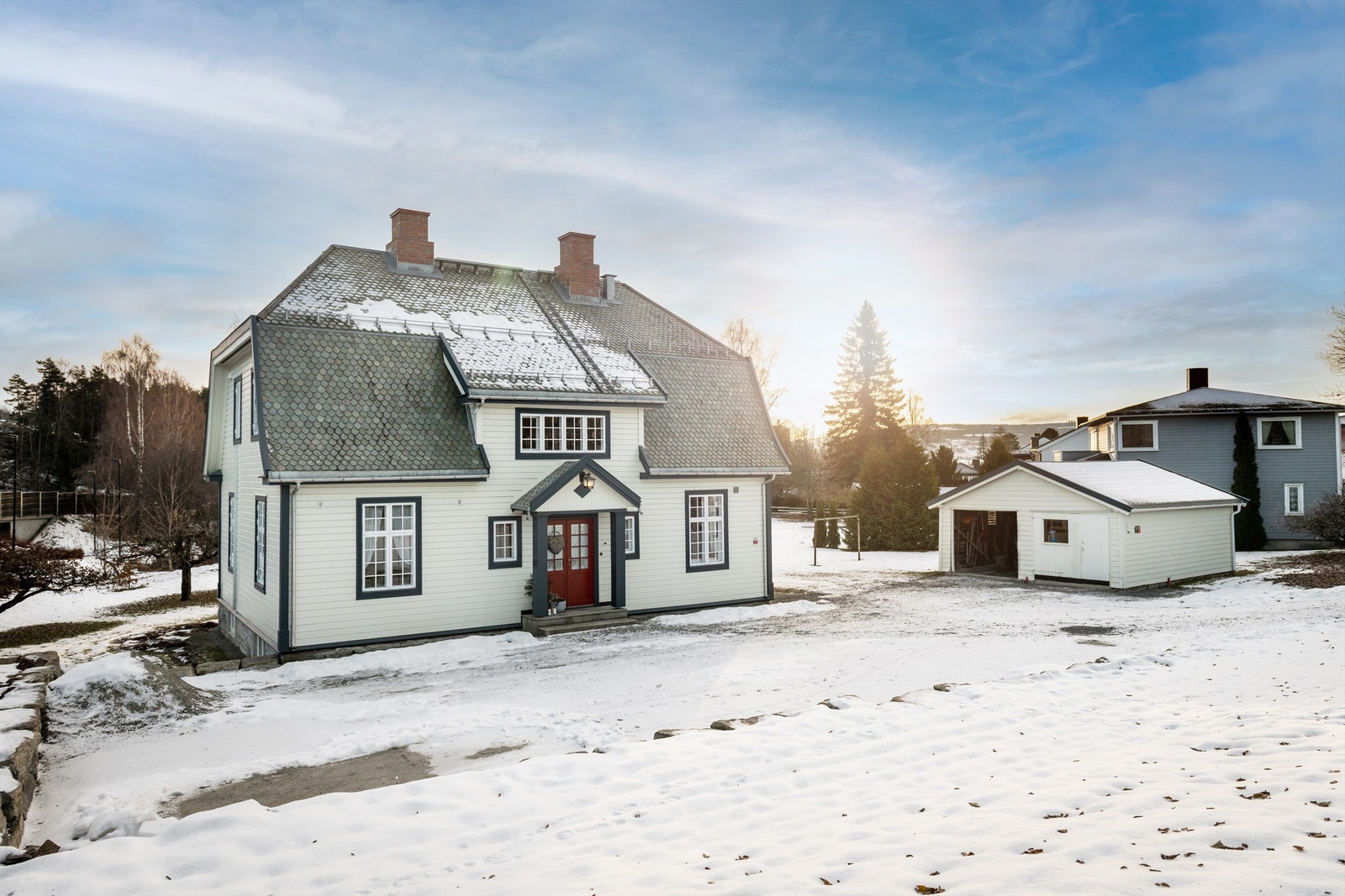 Garasje/uthus med plass for bil og oppbevaring Galleribilde