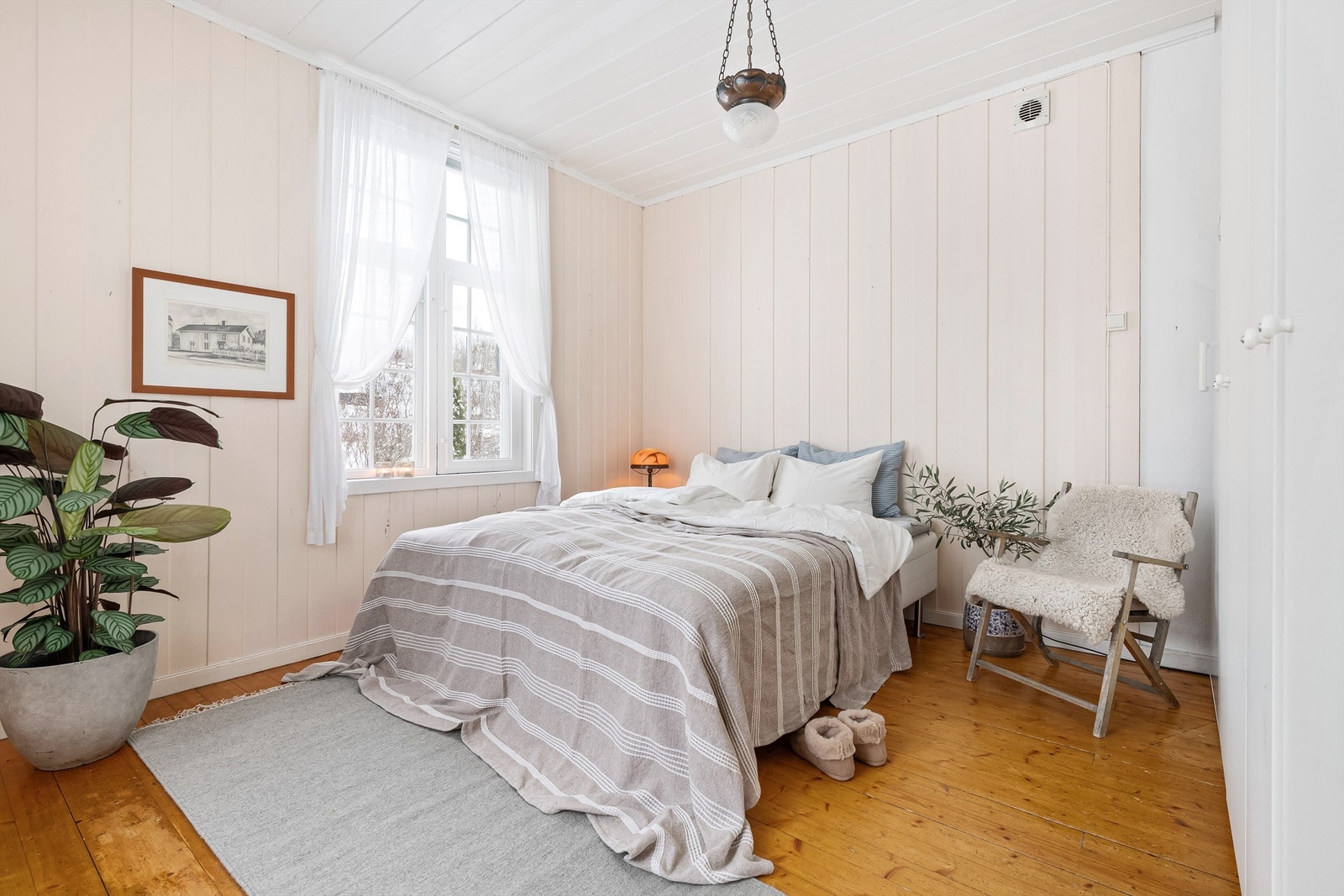 Det er fire soverom i boligen, ett i 1. etasje og tre i 2. etasje. Soverom i 1. etasje har lysmalt panel på veggene og heltre gulv. Rommet er romslig med god plass til det soveromsmøblementet man ønsker. Galleribilde