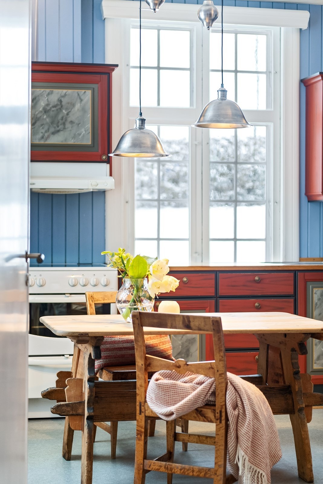 Kjøkkenbord etablert midt på kjøkkenet. Galleribilde