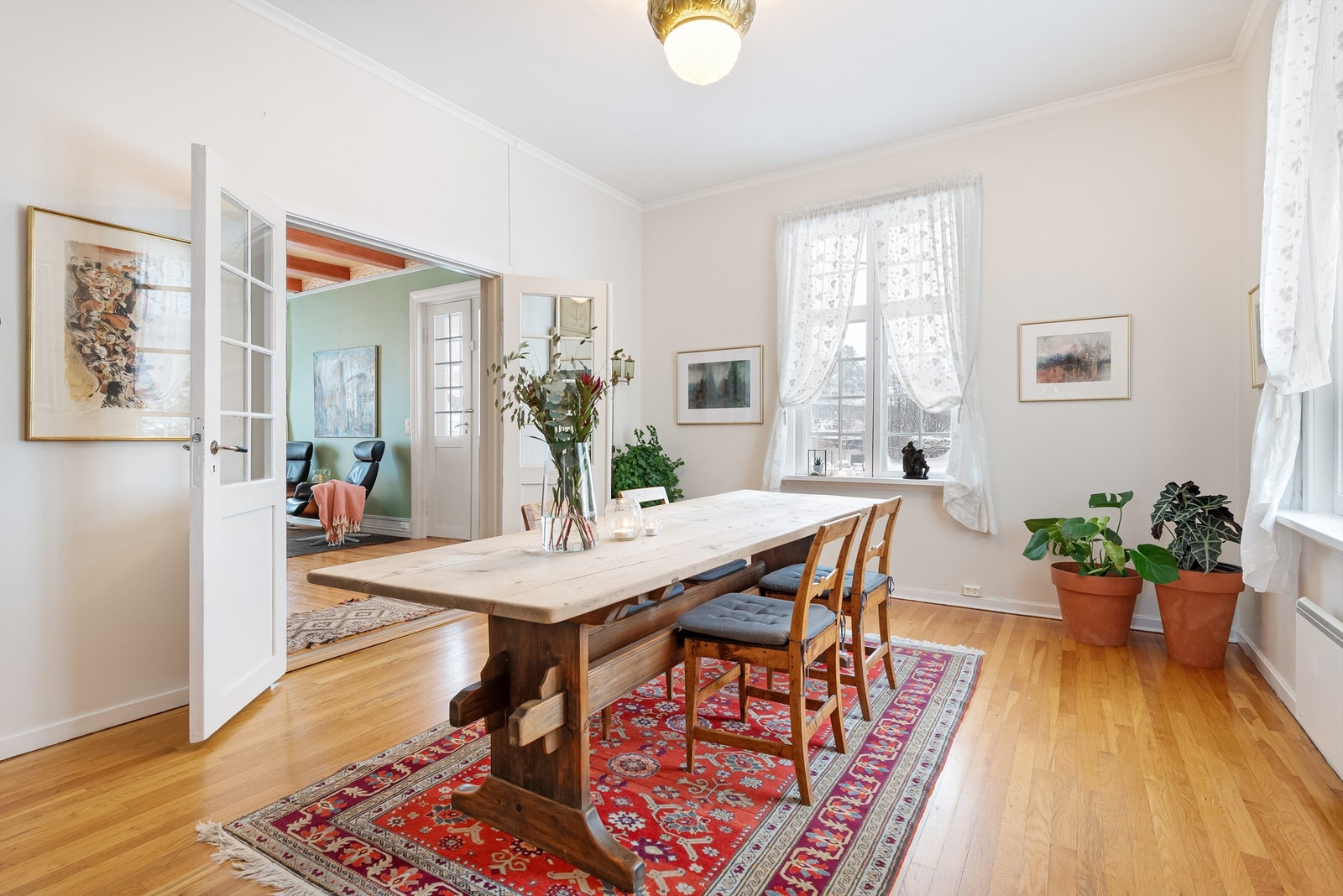 I spisestuen er det god plass til å etablere en stor spisestue hvor man kan samle venner og familie. Galleribilde