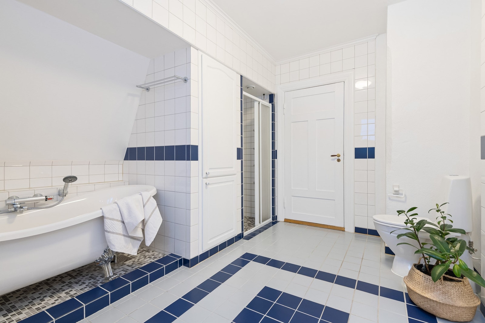 Det er også naturlig avtrekk. Det er også etablert plassbygd garderobeskap på badet. Galleribilde