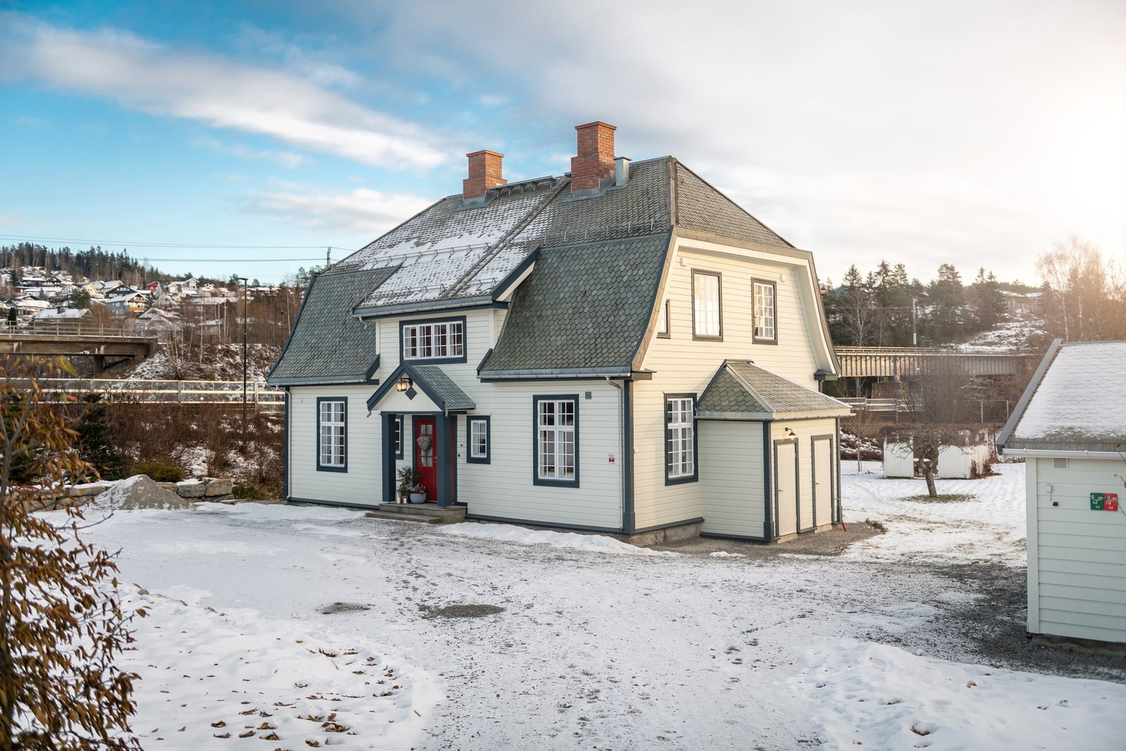 Gruset innkjøring og gårdsplass. Galleribilde