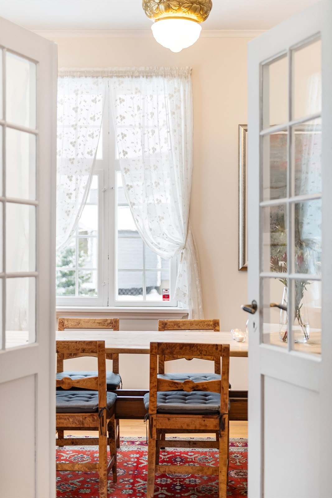 Spisestuen har dobbeltdør mot stuen, som gjør at man kan dele av spisestuen fra stuen, eller velge å ha en dels åpen løsning. Galleribilde