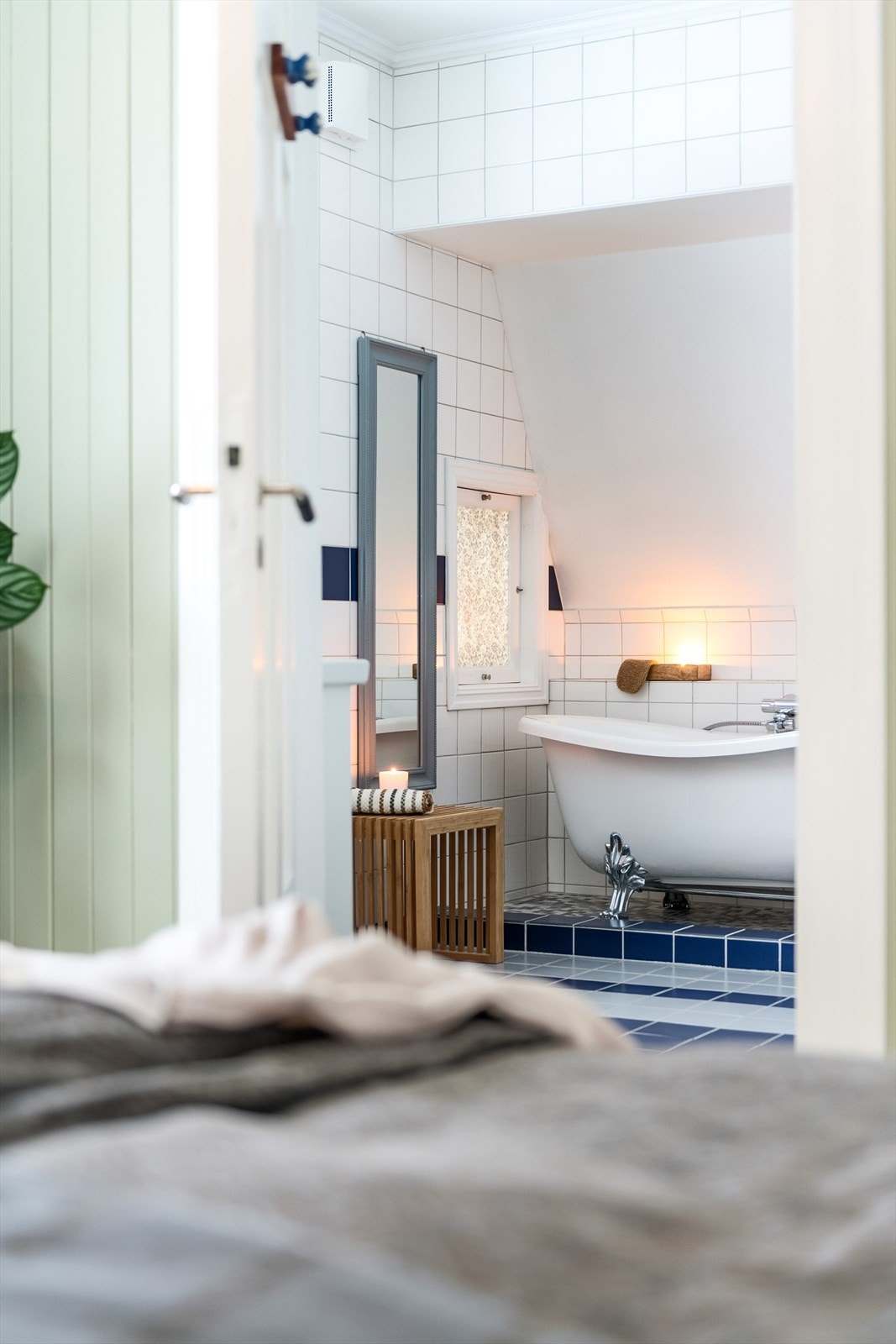 Rommet har adkomst inn til baderommet. Galleribilde