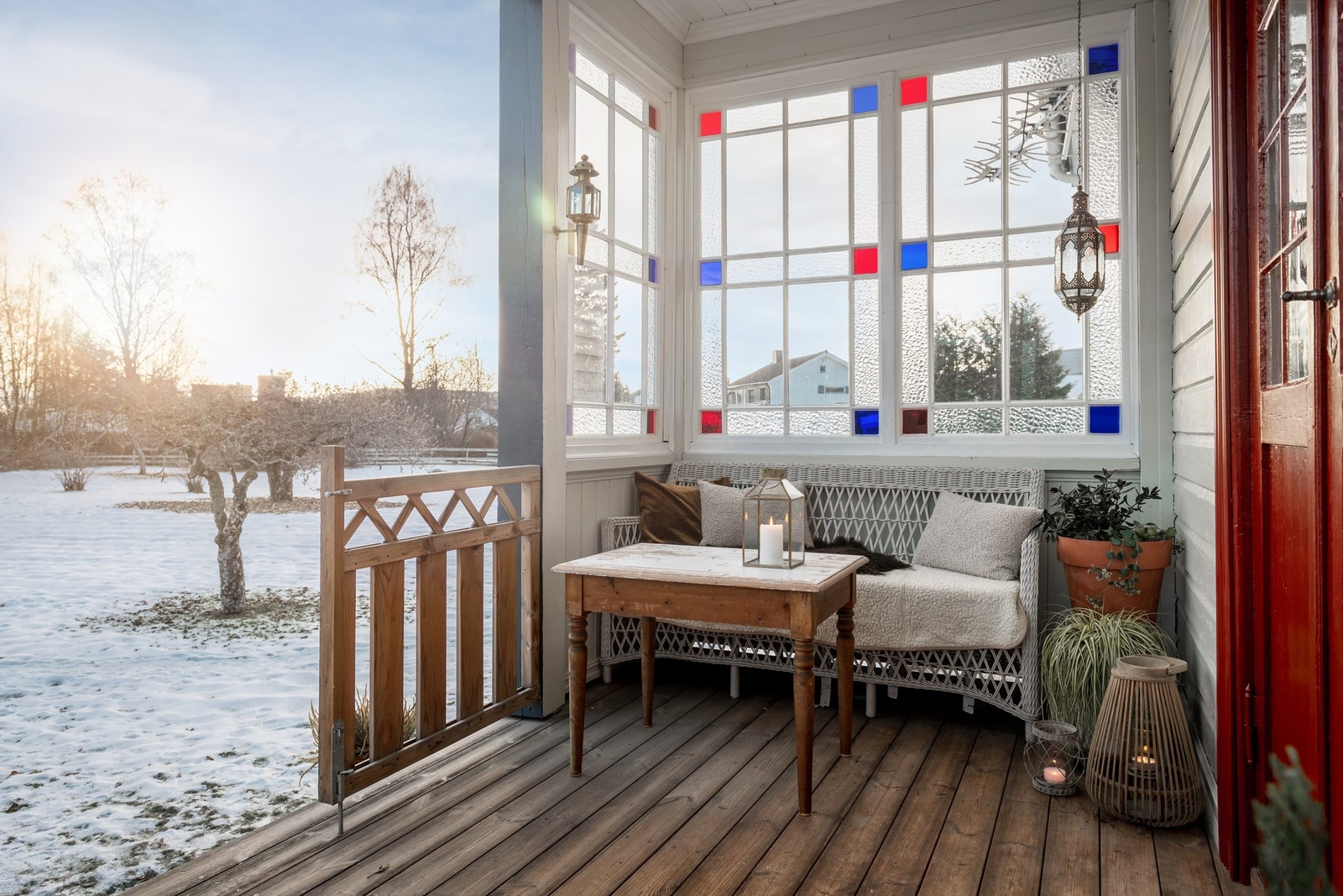 Liten terrasse med adkomst fra stuen, og med adkomst til hagen. Galleribilde