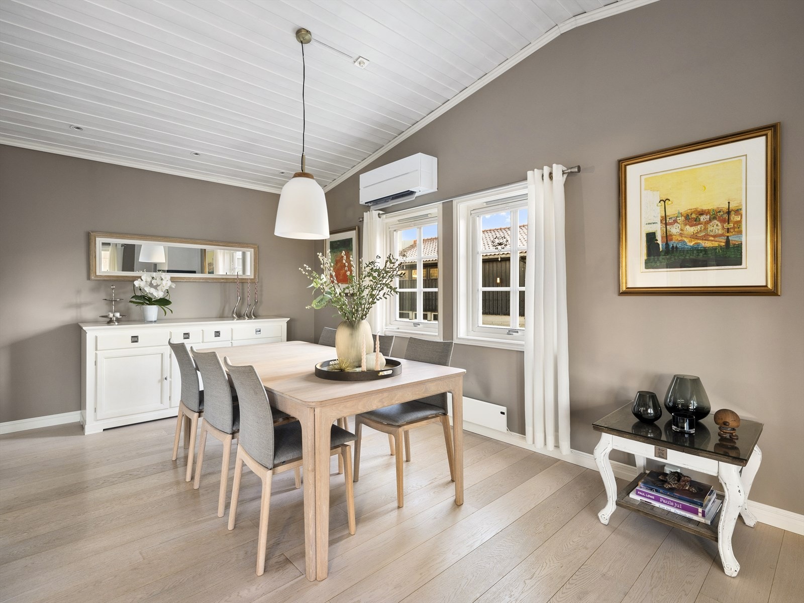 Ved kjøkken er det plass til langbord. Planløsningen passer godt til sosiale sammenkomster. Galleribilde