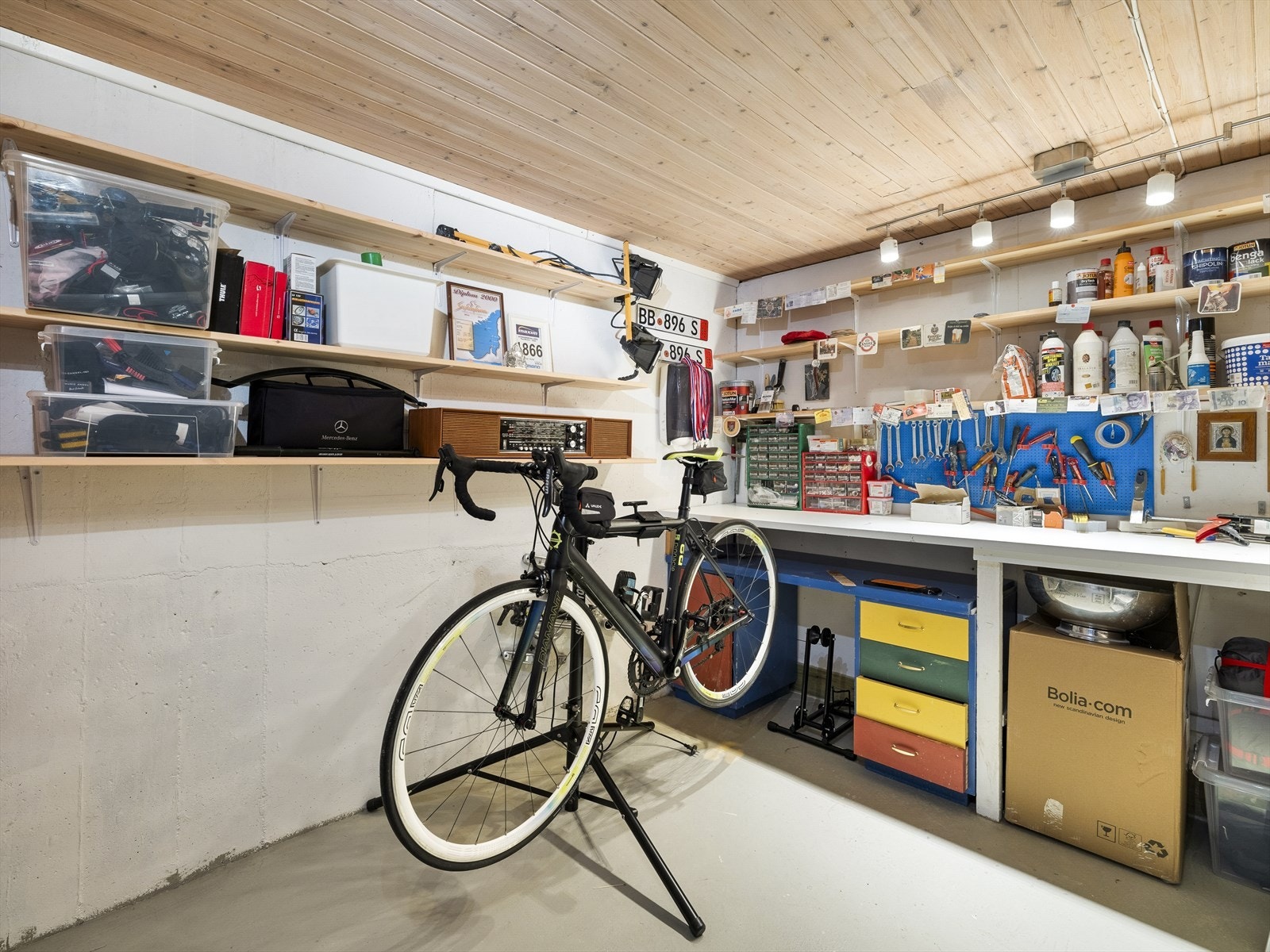 I u.etg. er det to boder med god lagringsplass, hvor den ene boden har verksted. Galleribilde