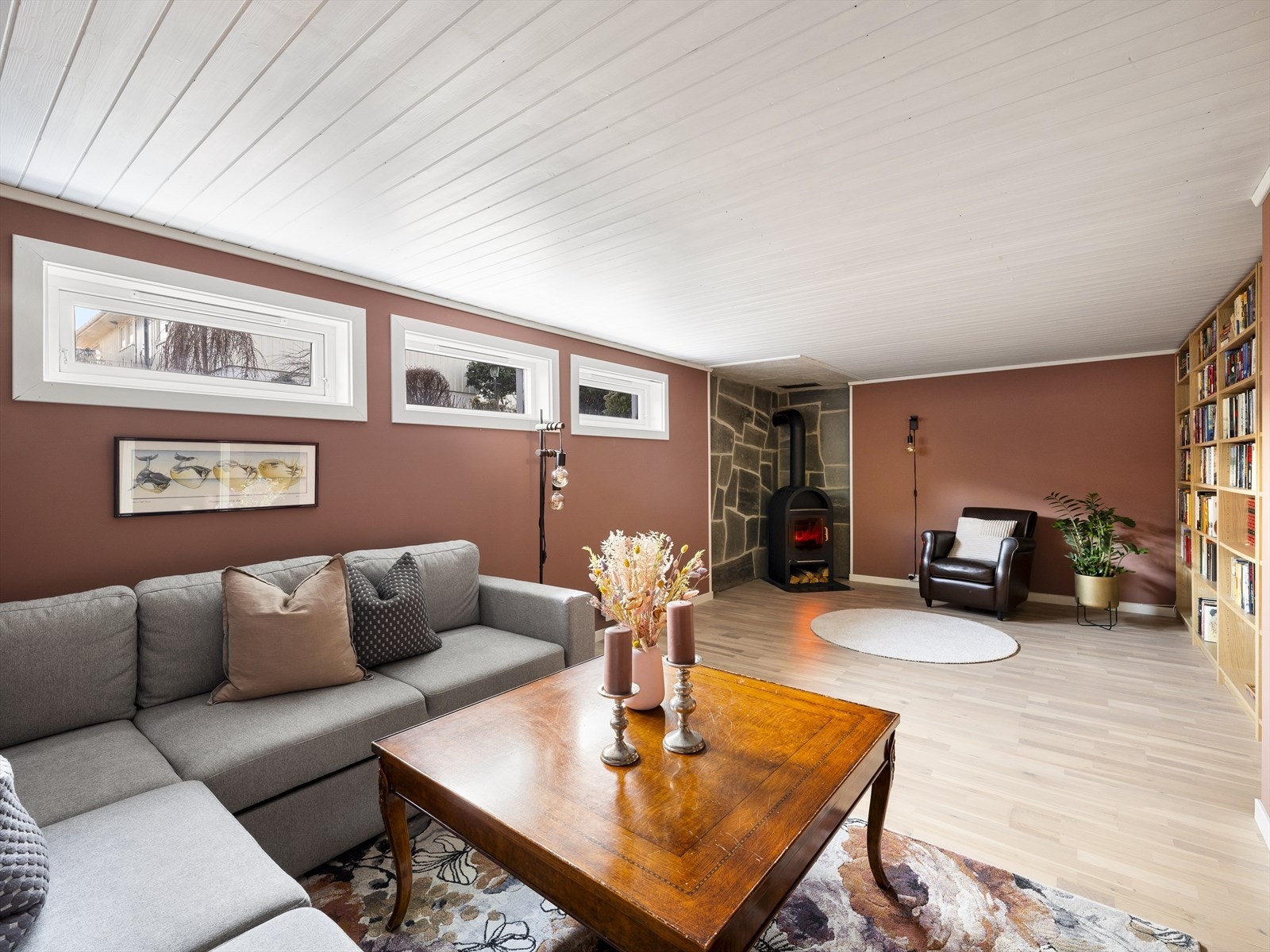 Vedovn for oppvarming, parkett på gulv og malte vegger i lun farge. Galleribilde