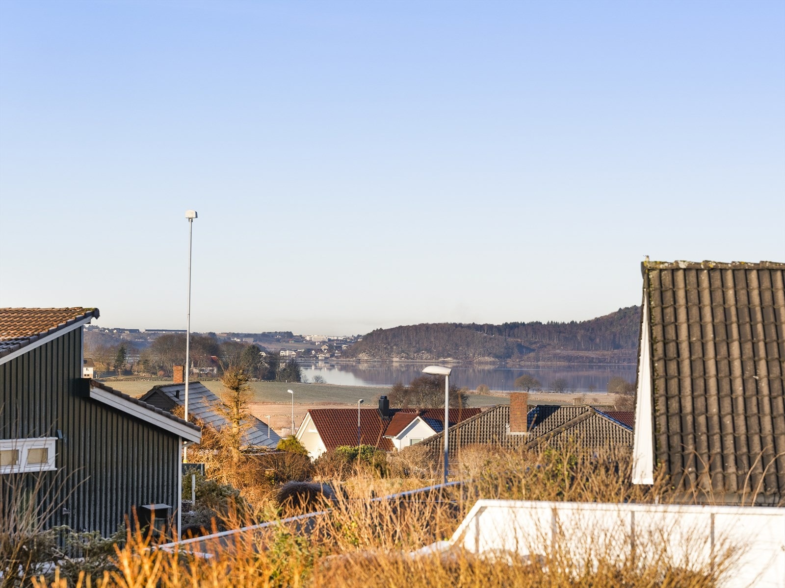 Utsikt fra balkong mot grannesholmen. Galleribilde
