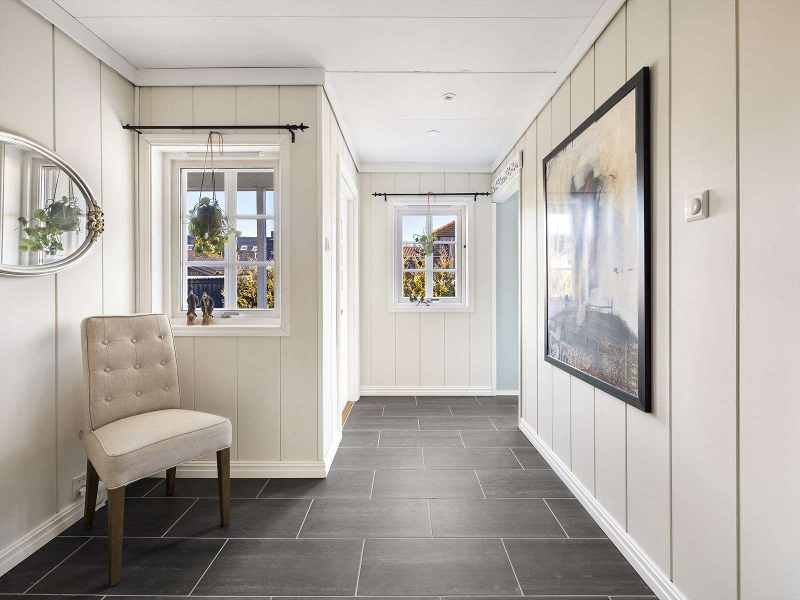 Bi inngang med fliser ved kjøkken. Galleribilde