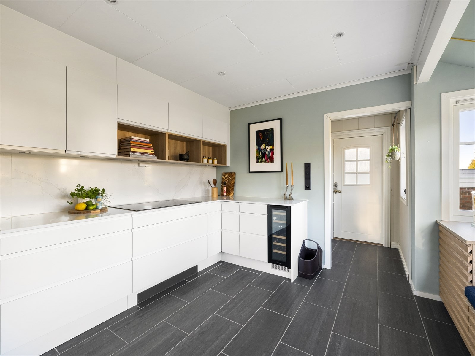 Moderne kjøkken fra Aubo med lyse fronter og god skap-benkeplass. Integrert platetopp, stekeovn, stekeovn/mikro, vinskap, oppvaskmaskin og kjøleskap som medfølger i handelen. Galleribilde