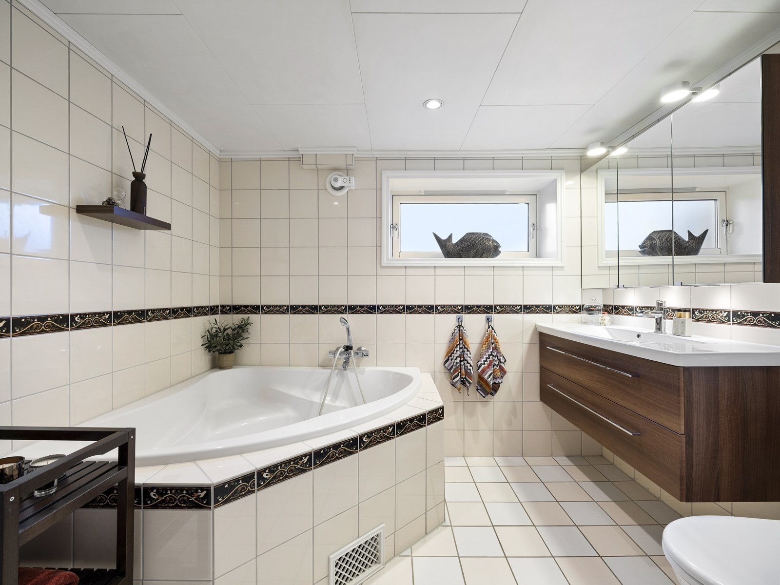 Varmekabler i gulv og spotter i tak. Galleribilde