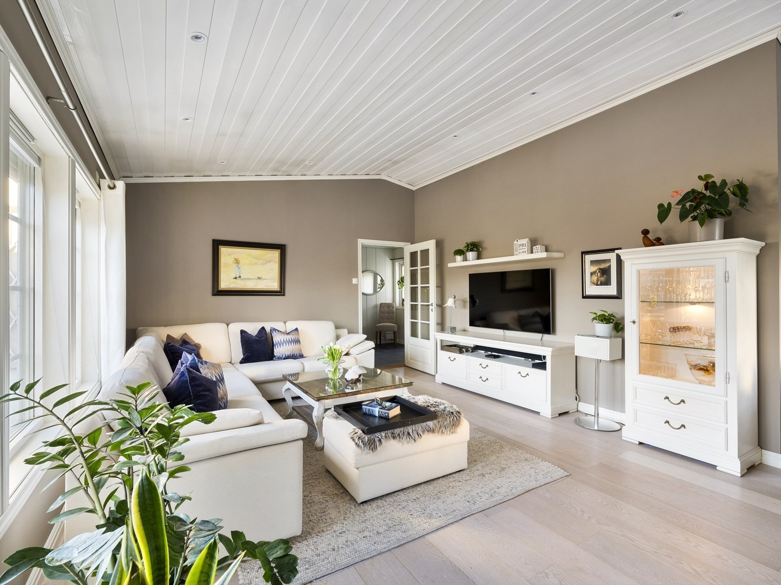 Plass til stor sittegruppe og TV-seksjon. Galleribilde