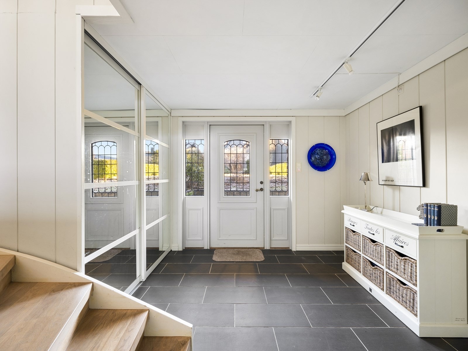 God lagringsplass, fliser på gulv og lekker eiketrapp. Galleribilde