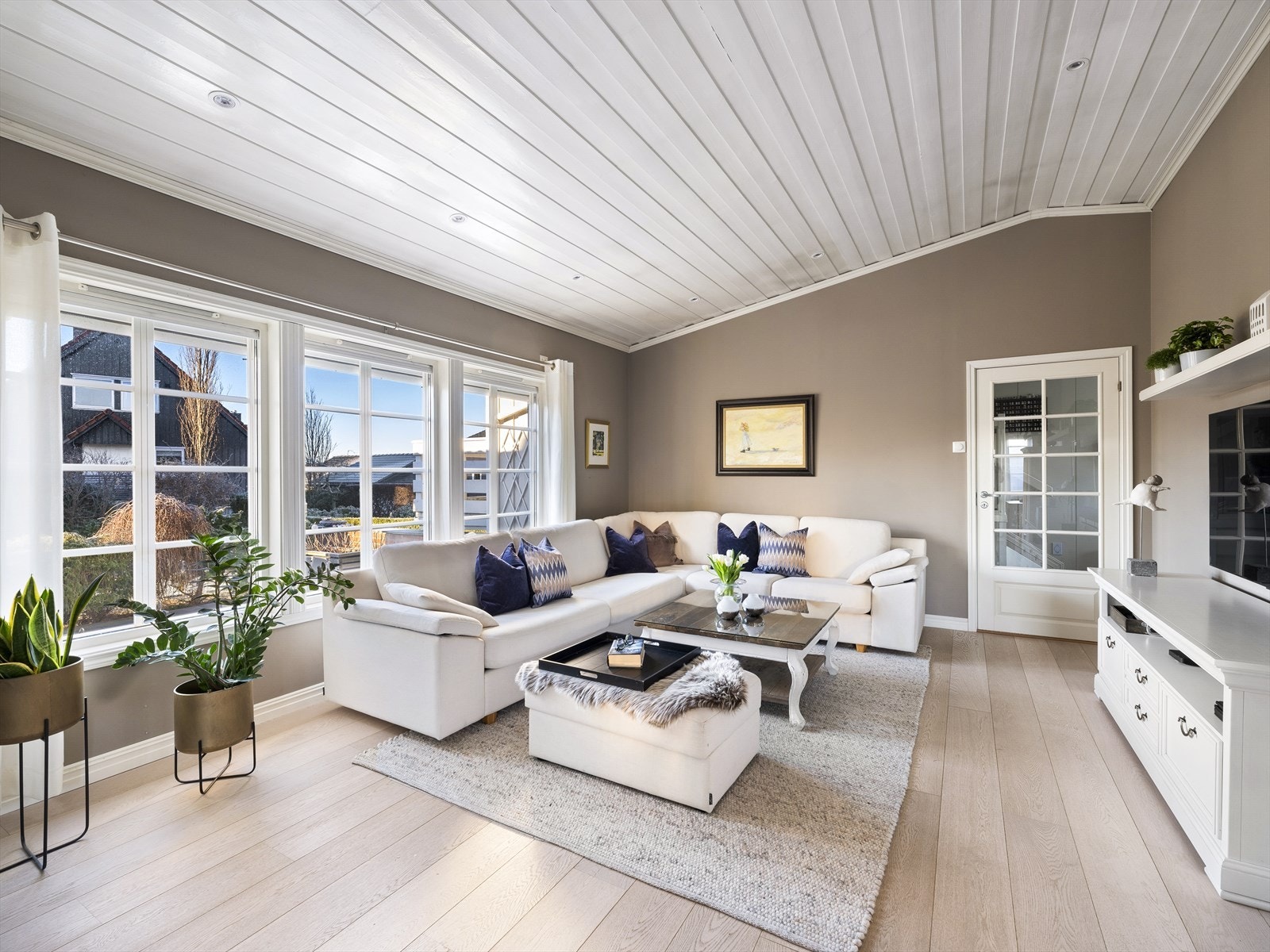 I stuen har du plass til flere sittesoner. Galleribilde