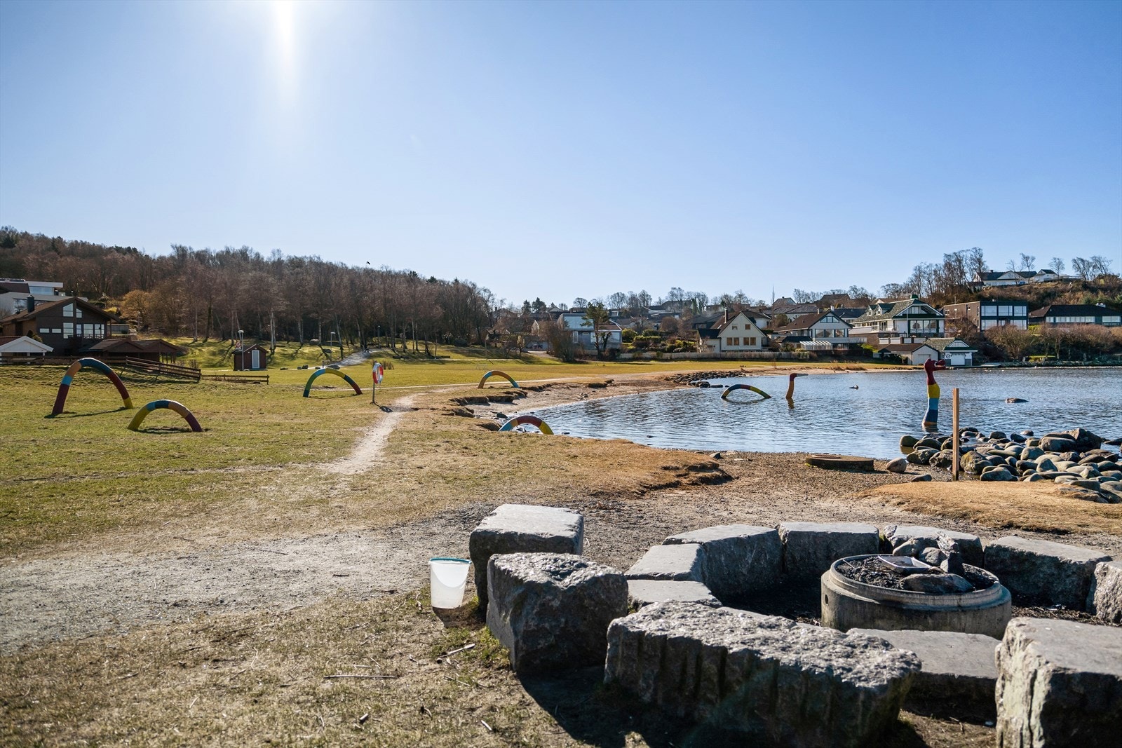 Boligen ligger med gåavstand til Ormen lange. Her er det badestrand, store frodige friarealer og grillplass Galleribilde