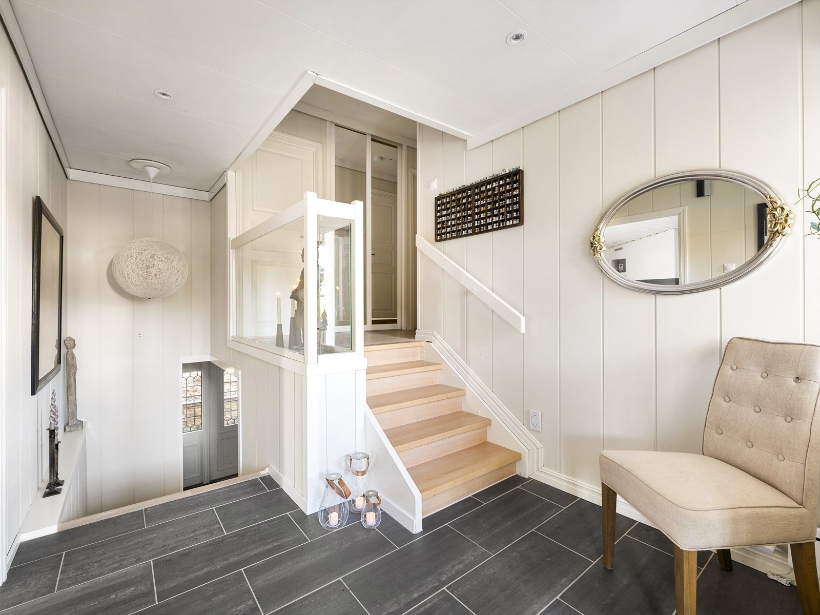 Mellomgang mellom hovedinngang og 1.etg. Galleribilde