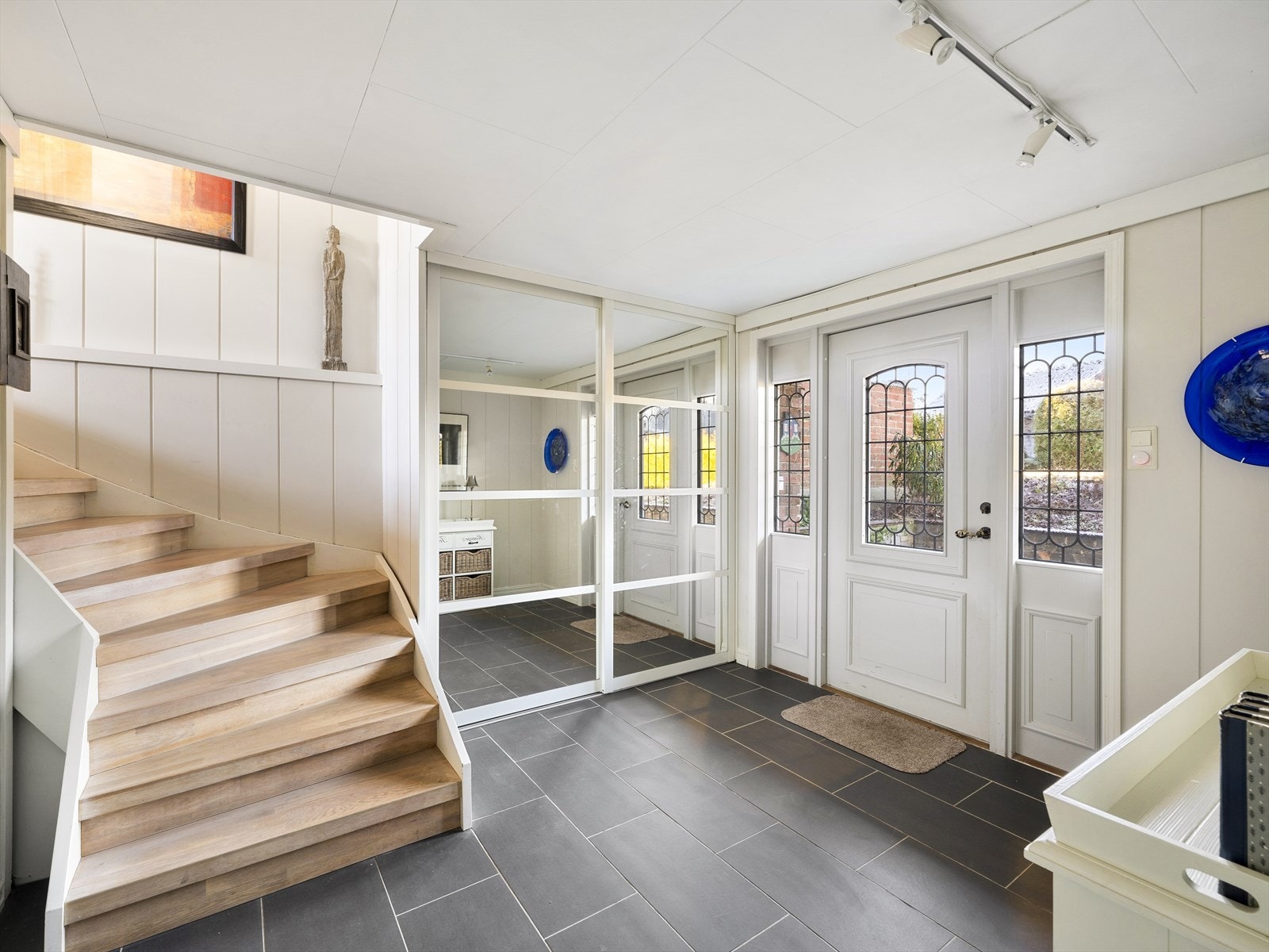 Stor entré med god plass til å henge fra seg yttertøy i skyvedørsgarderobe. Varmekabler i gulv. Galleribilde