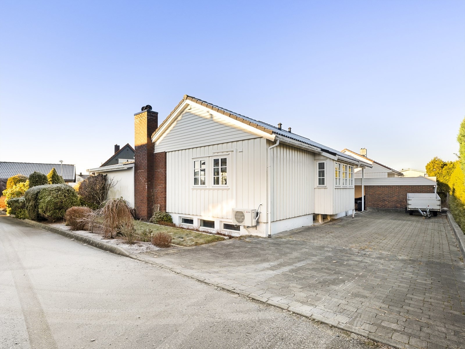 Godt med plass også på baksiden av huset, samt i sportsbod i carport. I carporten er det montert elbillader. Galleribilde